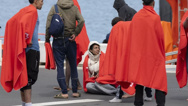 Momento de la llegada a Lanzarote de los 55 inmigrantes que viajaban en una neumática que se encontraba parada y semisumergida al este de la isla. / EFE. Momento de la llegada a Lanzarote de los 55 inmigrantes que viajaban en una neumática que se encontraba parada y semisumergida al este de la isla. / EFE.