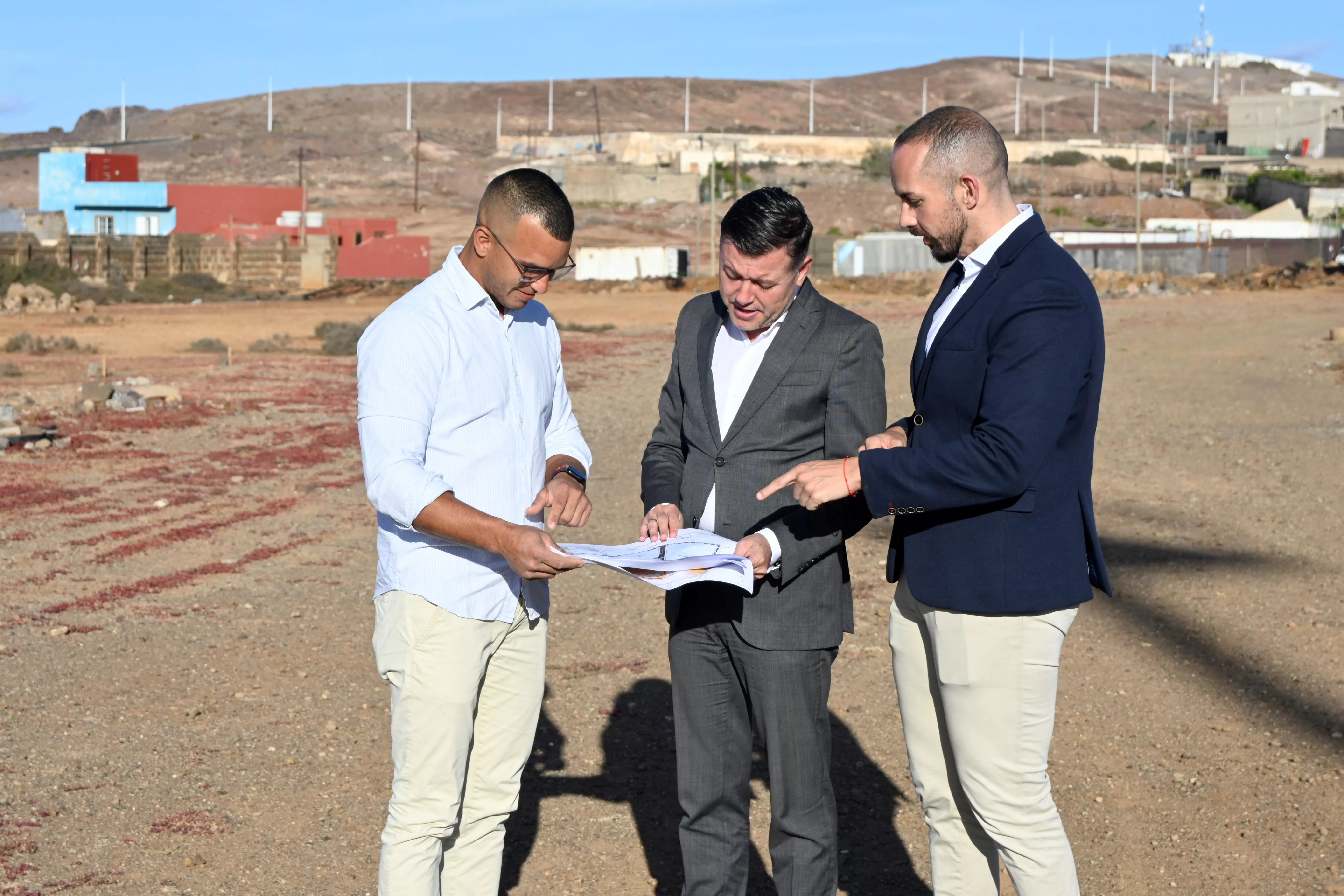 Teodoro Sosa, en el centro, junto a Julio Mateo, primer teniente de alcalde, y Eleazar Rodríguez, concejal de Vivienda, en las parcelas de Lomo de La Cal. / CEDIDA