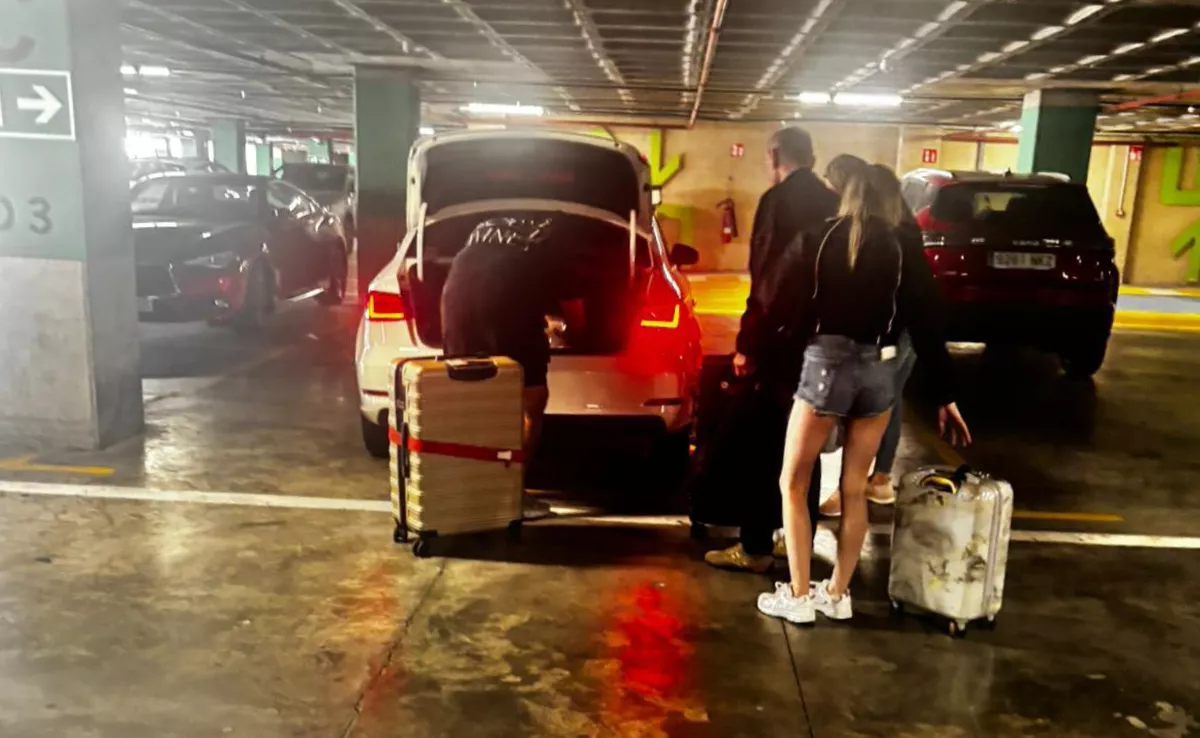 Un conductor se enfrenta a más de 4.000 euros de multa por captar viajeros sin licencia. / CEDIDA