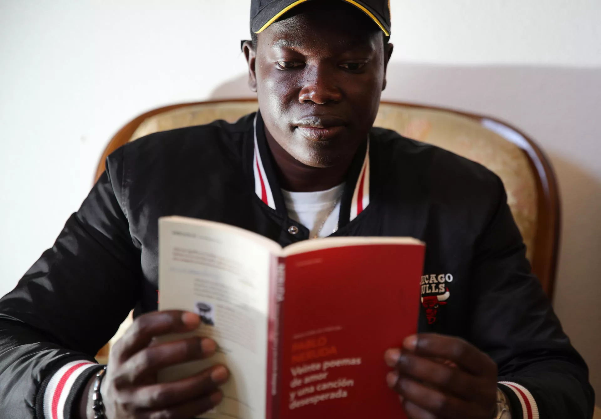 El senegalés Ale Gueye llegó a Fuerteventura en neumática en 2019, con una buena dosis de lecturas en la cabeza y un amor confeso por Pablo Neruda. EFE El senegalés Ale Gueye llegó a Fuerteventura en neumática en 2019, con una buena dosis de lecturas en la cabeza y un amor confeso por Pablo Neruda. EFE