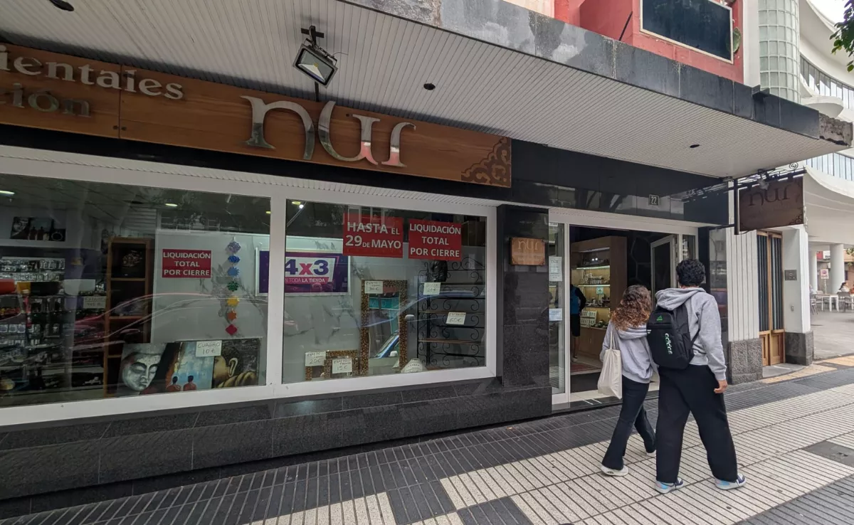 La tienda Nur, en Las Palmas de Gran Canaria, con el cartel de liquidación por cierre. / AH