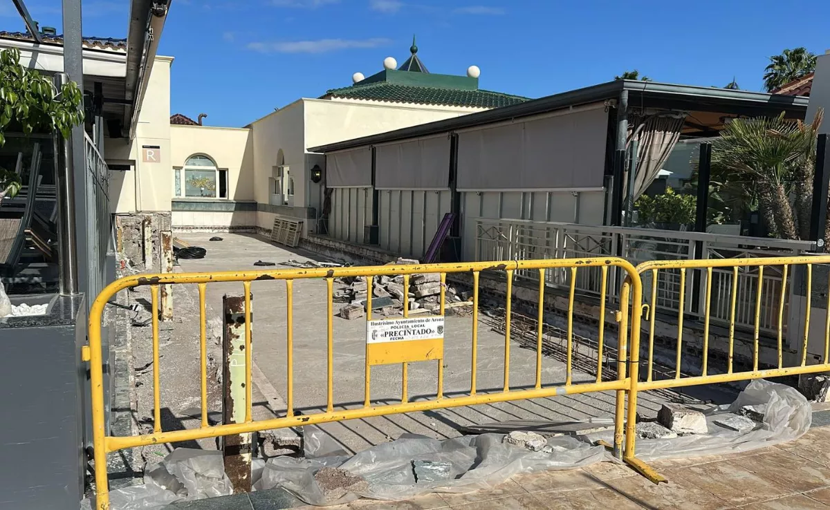 Obras precintadas en el centro comercial Safari de Arona./ CEDIDA
