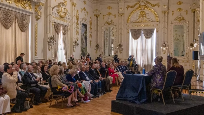 Se trata de un reconocimiento a toda una vida dedicada a la creación artística y a la defensa de la identidad cultural de Canarias / PARLAMENTO DE CANARIAS