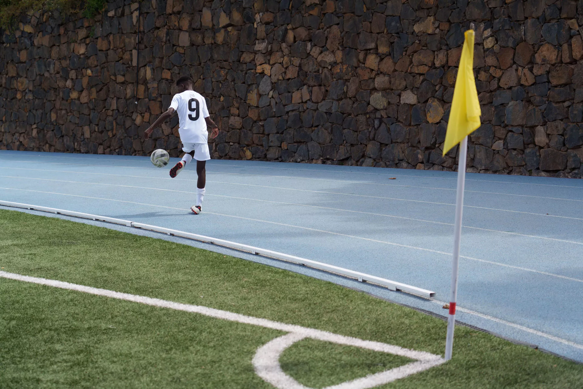 Durante tres años Adú (nombre ficticio), un niño camerunés de 12 años que llegó a Canarias en cayuco, ha visto desde la grada la mayor parte de los partidos del equipo de fútbol con el que entrena. EFE