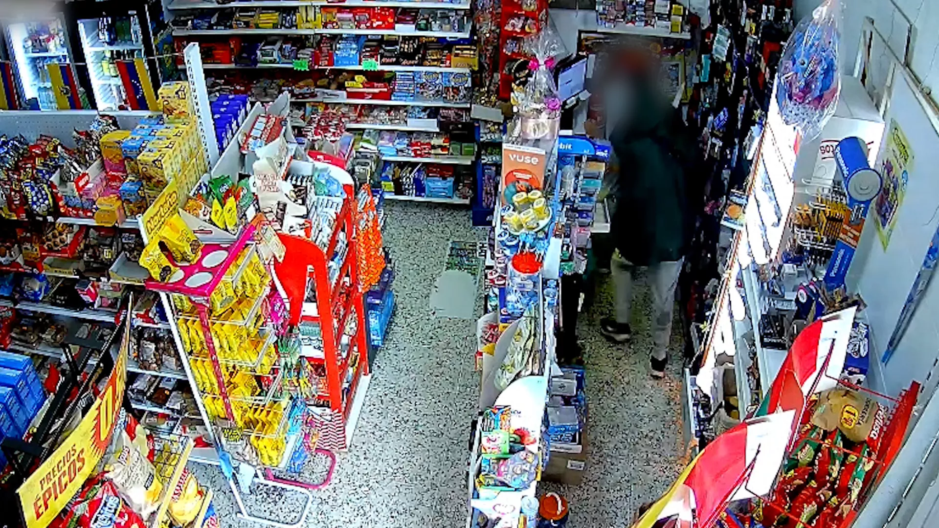 Imagen del joven cometiendo un robo en Güímar, Tenerife. / GUARDIA CIVIL 