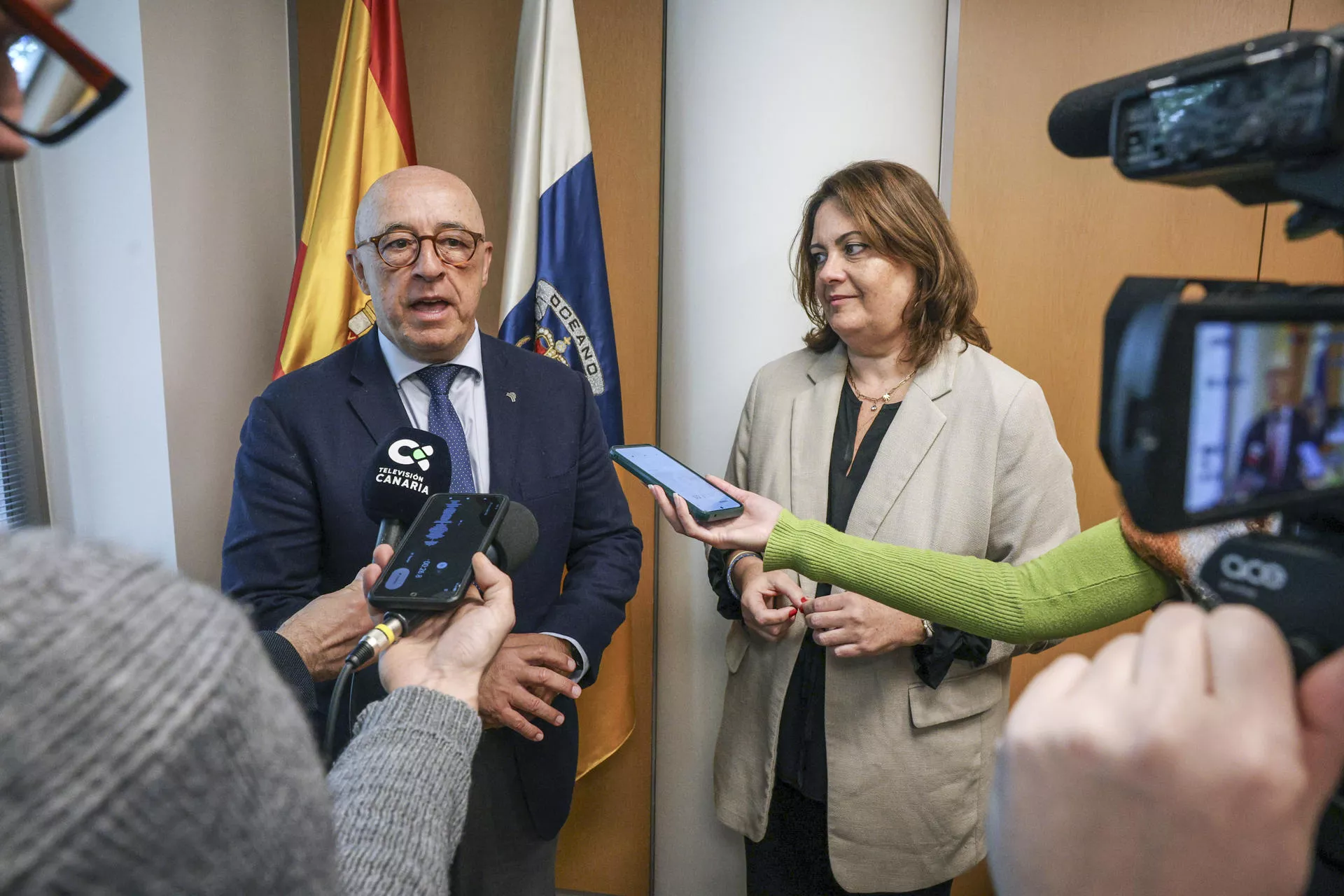 Beatriz Calzada, presidenta de la Autoridad Portuaria de Las Palmas y Pedro Suárez, presidente Puertos de Tenerife. / EFE - PABLO GARRIGÓS