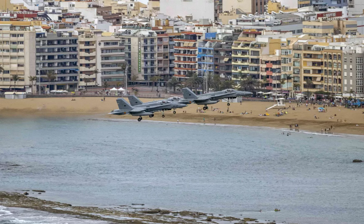 Sobrevuelo en Las Canteras. / MANDO DE CANARIAS