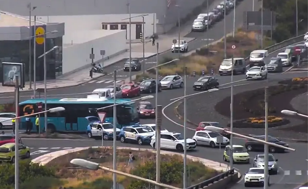 Accidente en la rotonda de La Ballena entre un camión y un coche / AH