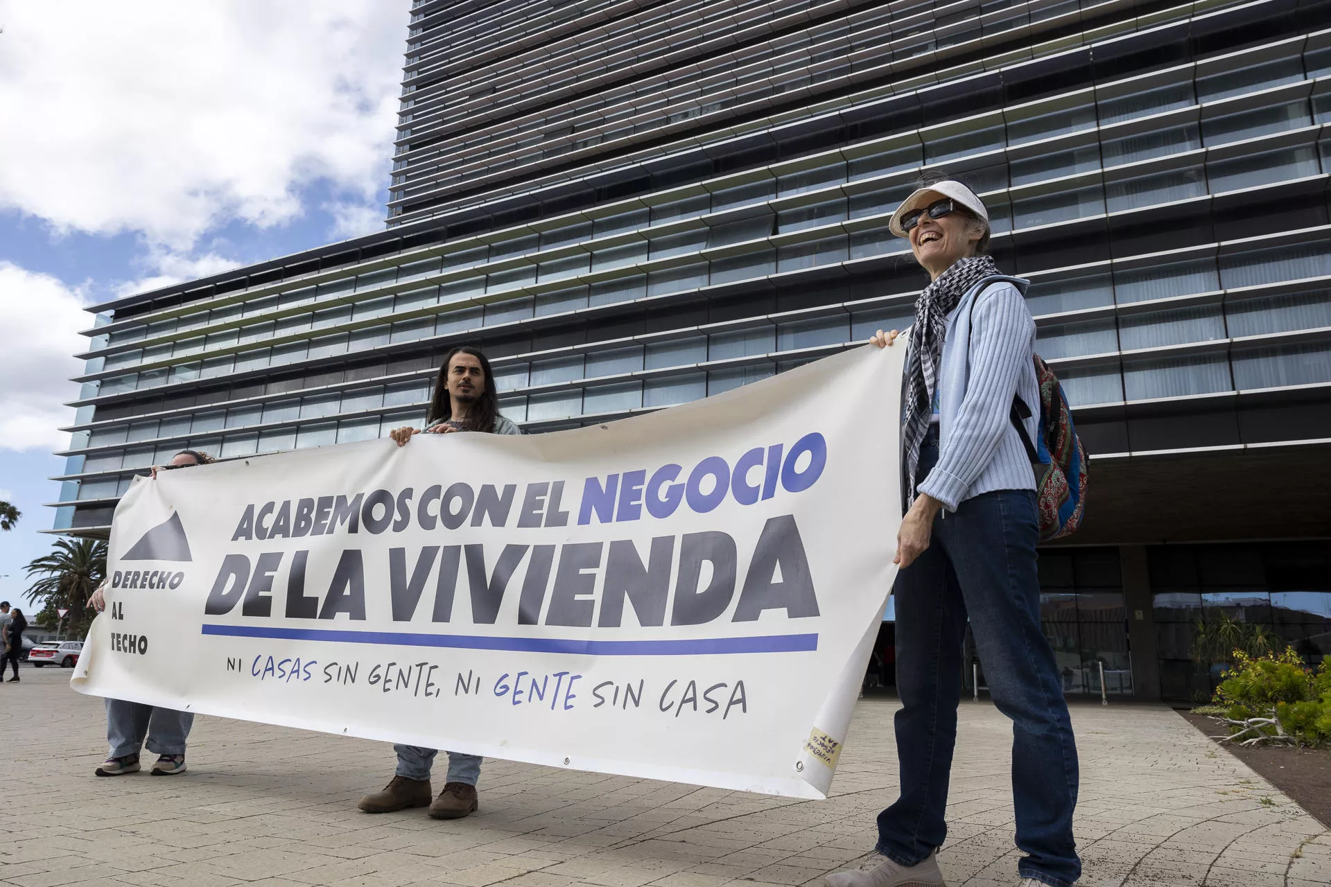 Organizaciones sociales informan sobre el recurso presentado ante el Tribunal Superior de Justicia de Canarias contra el decreto que limita el acceso a la vivienda pública. / EFE - Quique Curbelo