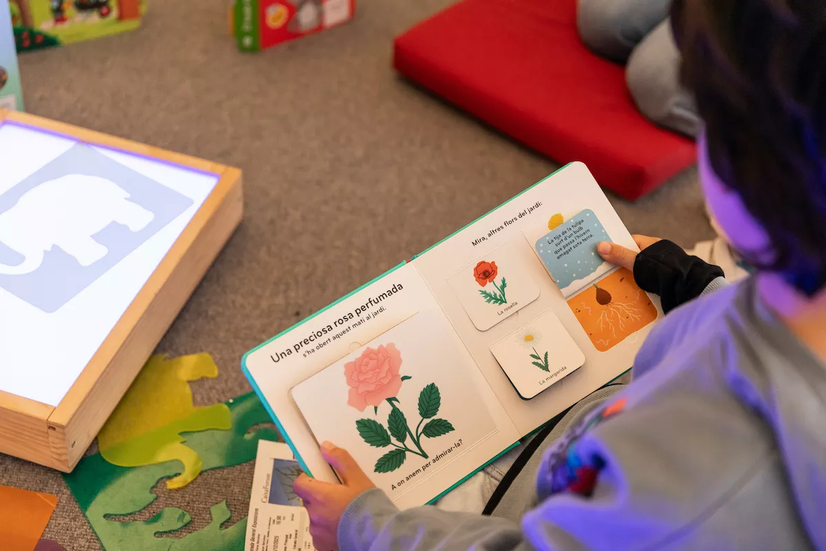 Un niño sentado leyendo atentamente un libro / FUNDACIÓN LA CAIXA