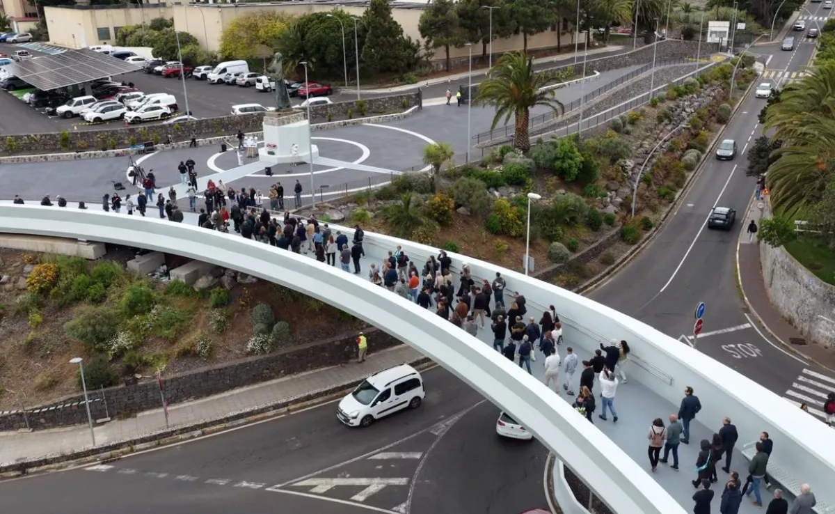 Imagen aérea de la pasarela peatonal de Padre Anchieta, en La Laguna./ CABILDO DE TENERIFE