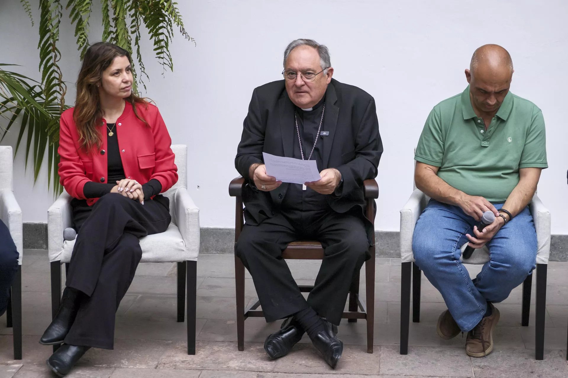 varios de los artistas que participaran como son (i-d) la cantante Cristina Ramos; el verseador Yeray Rodríguez; el presidente de los Gofiones, Pepe Afonso y el integrante de Hakuna, José María. EFE/ Ángel Medina
