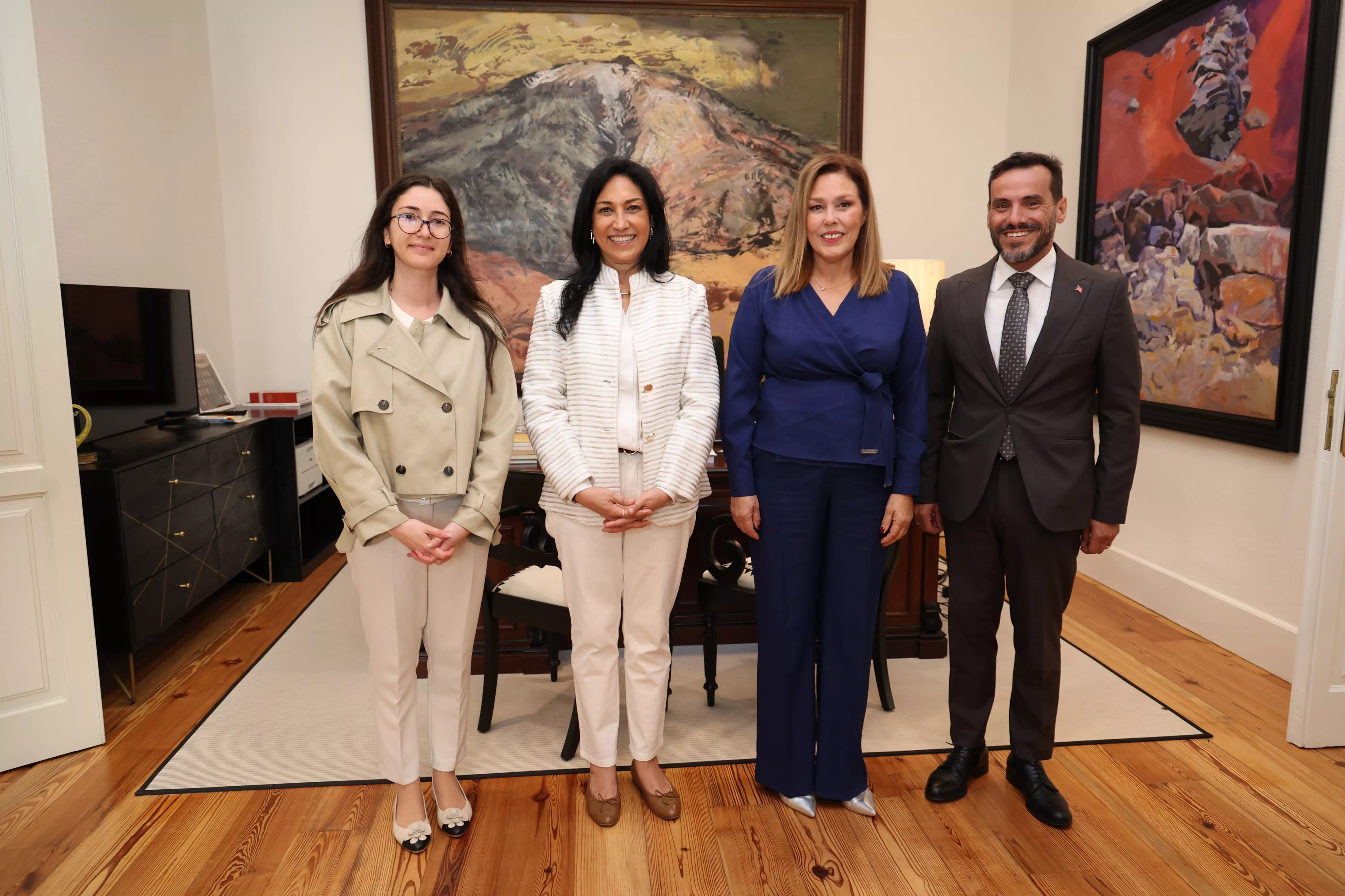 La presidenta del Parlamento de Canarias recibe a la embajadora de Turquía en España. / CEDIDA
