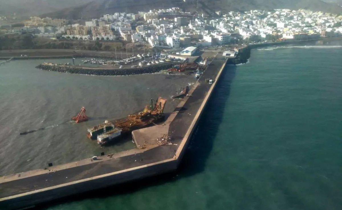 Vista aérea del puerto de Gran Tarajal tras el paso del temporal. EFE / Gobierno de Canarias