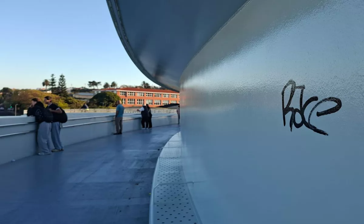 La pasarela de Padre Anchieta ya luce sus primeros vandalismos / ÁLVARO OLIVER - ATLÁNTICO HOY