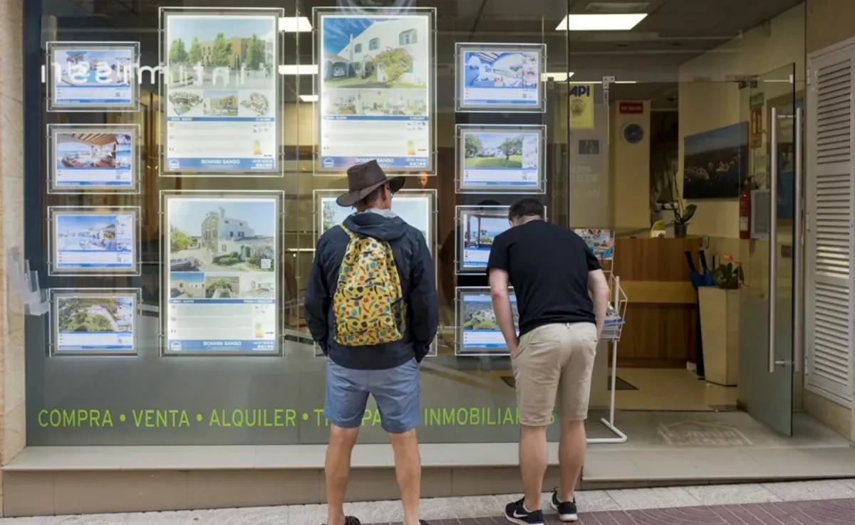 Imagen de dos personas mirando viviendas en venta / EFE