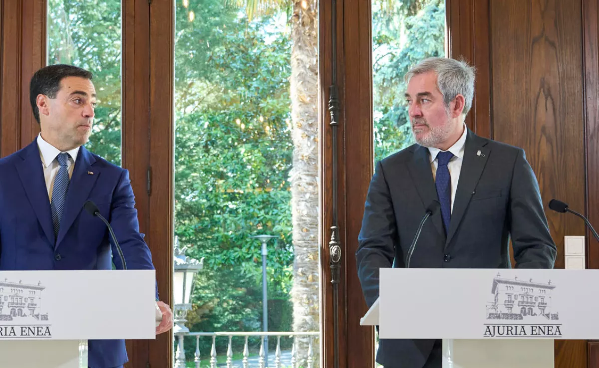  El lehendakari, Imanol Pradales (i), y el presidente de Canarias, Fernando Clavijo. / EFE - ADRIÁN RUIZ HIERRO