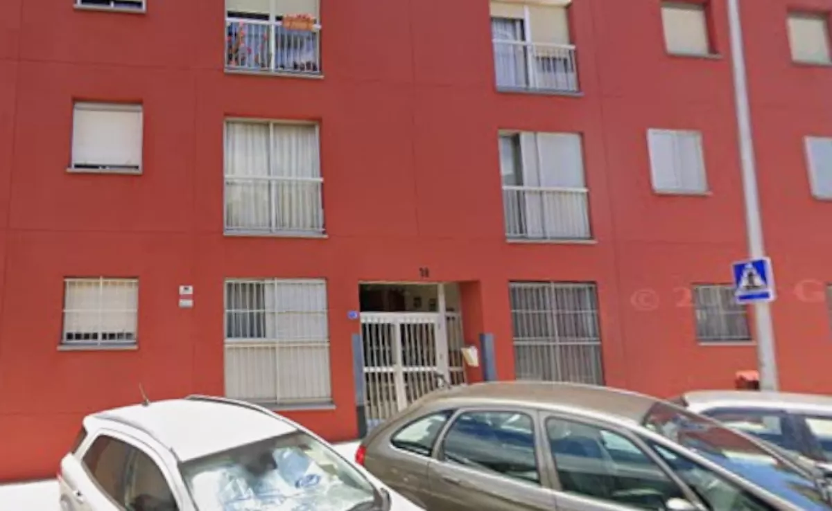 Portal del edificio en La Cuesta donde un padre y una hija tienen una orden de desahucio./ MAPS