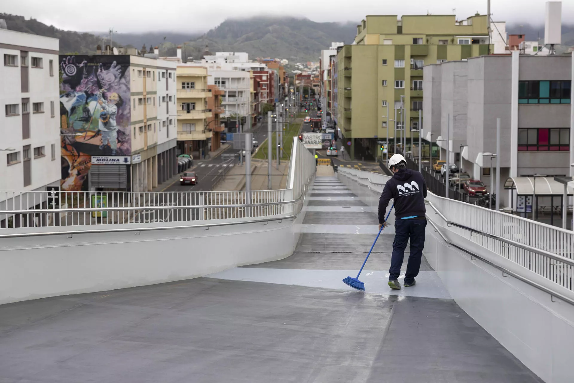 Imagen de la pasarela de Padre Anchieta el día de su inauguración. / EFE