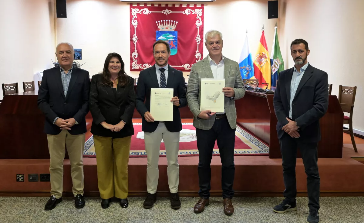 Firma del acuerdo entre el consejero regional, Mariano Hernández Zapata, y el presidente del Cabildo de El Hierro, Alpidio Armas / GOBIERNO DE CANARIAS