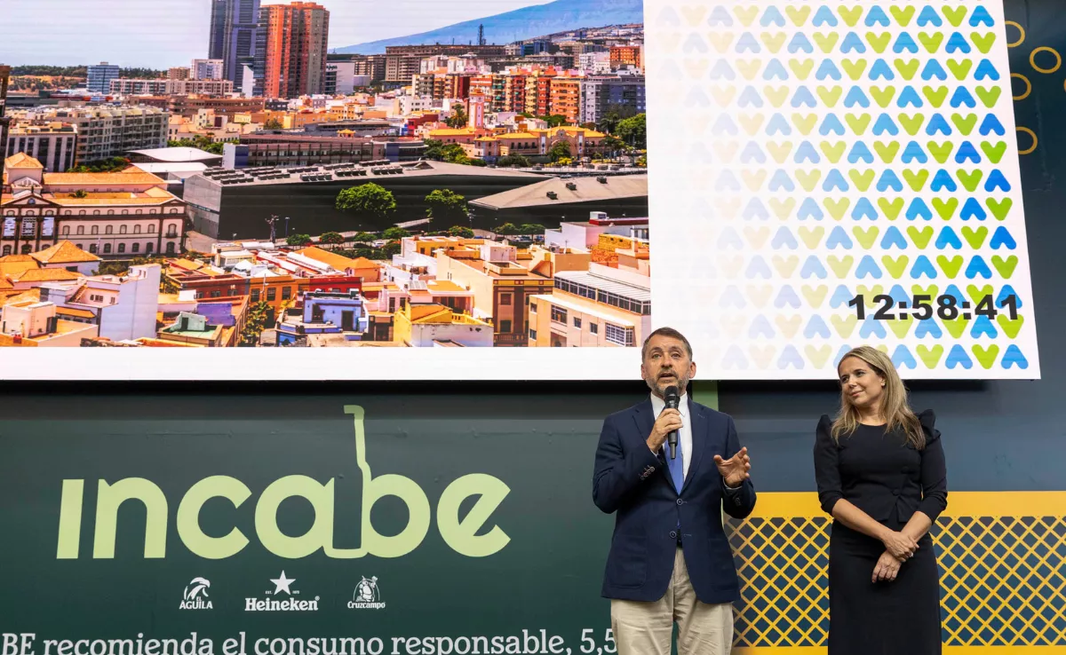El alcalde de Santa Cruz, José Manuel Bermúdez, acompañado por la consejera delegada de la Sociedad de Desarrollo, Carmen Pérez / MIGUEL BARRETO - EFE
