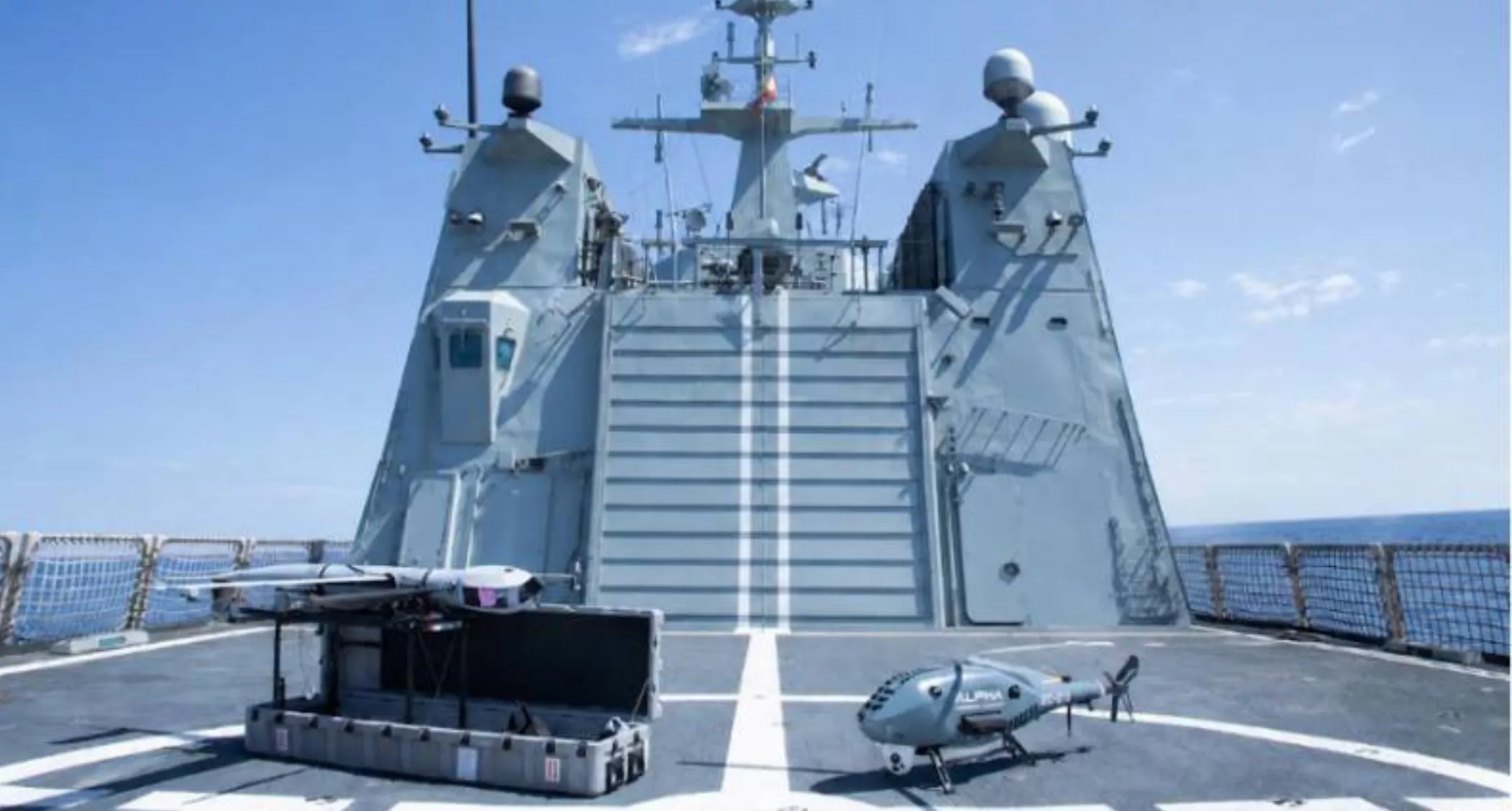 El BAM ‘Rayo’, con base en Las Palmas de Gran Canaria, prueba drones militares en alta mar. / 