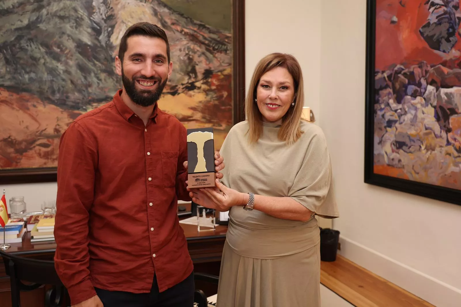 La presidenta del Parlamento de Canarias recibió al joven agricultor tinerfeño Sergio Rodríguez, impulsor de 'Frutas y Verduras Nito'. AH