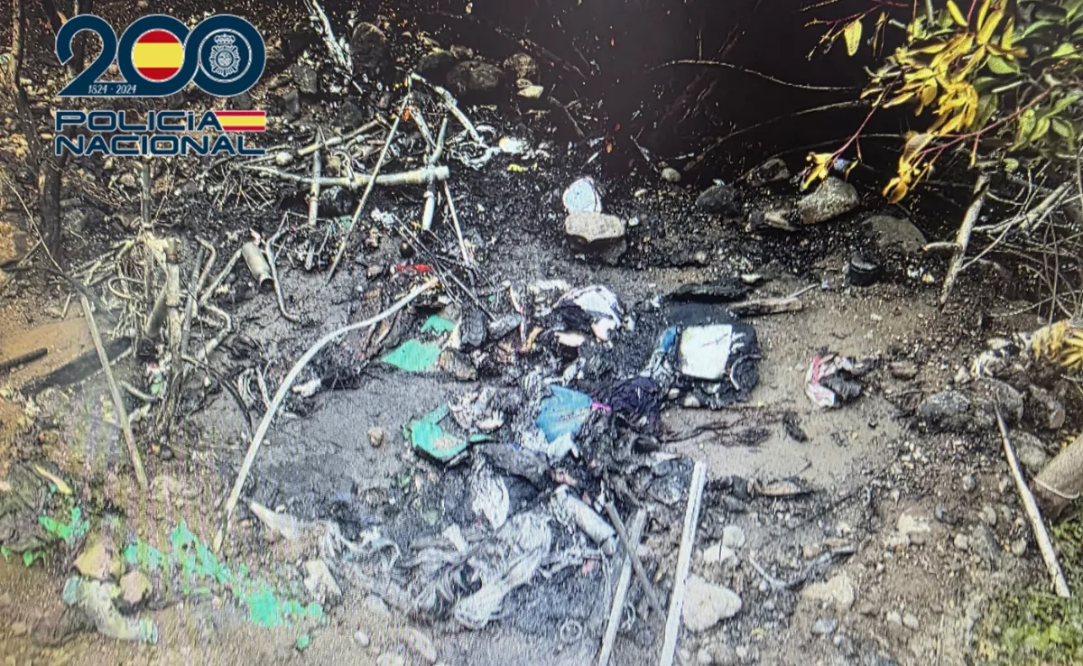 Restos de la caseta incendiada por el detenido / POLICÍA NACIONAL