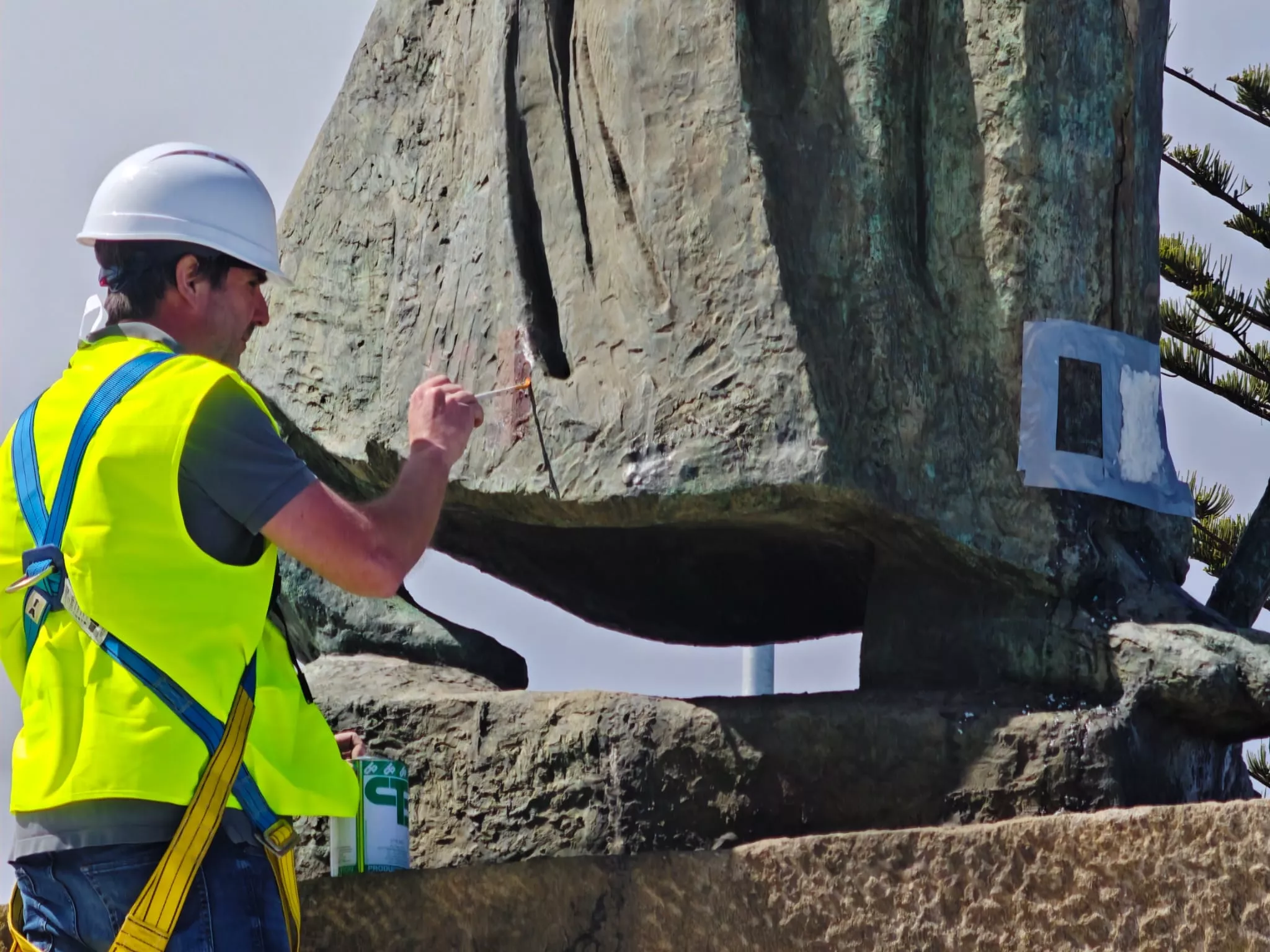 Toma de muestras a la escultura de Padre Anchieta. / AYUNTAMIENTO DE LA LAGUNA