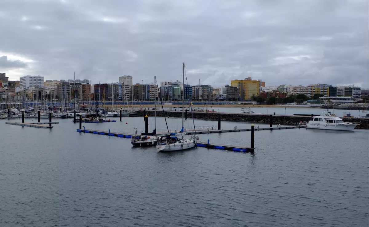 Las tres embarcaciones que se niegan a desalojar el Muelle Deportivo y bloquean el inicio de la obra para reemplazar los pantalanes en mal estado. / M. REYES