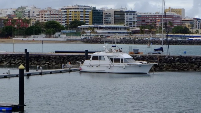 El 'May Way', embarcación que se niega a dejar el pantalán T, en el Muelle Deportivo. / M. REYES El 'May Way', embarcación que se niega a dejar el pantalán T, en el Muelle Deportivo. / M. REYES