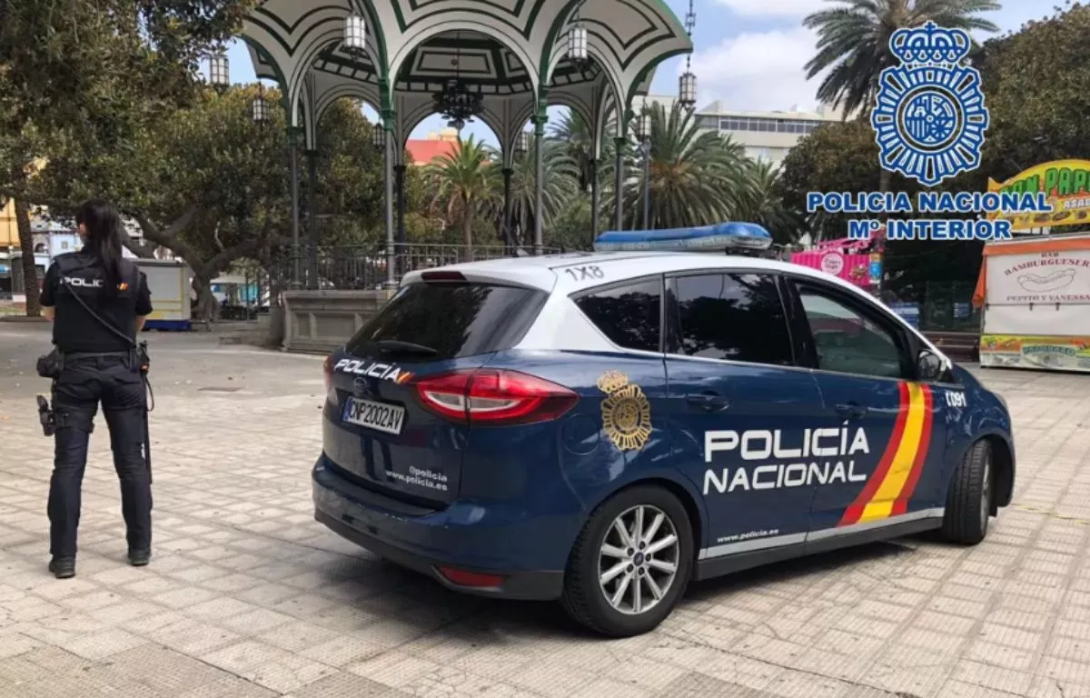 Una agente de la Policía Nacional en San Telmo. AH