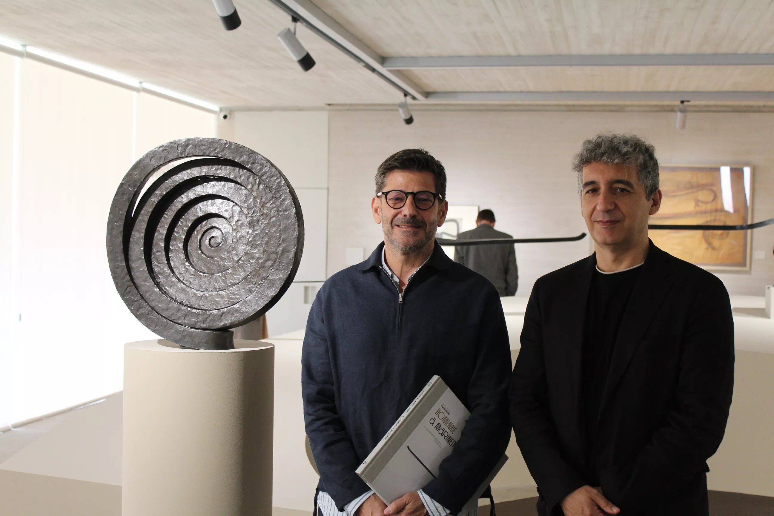 Jesús M  Castaño y Pedro Alberto Cruz, ante la escultura Viento. AH