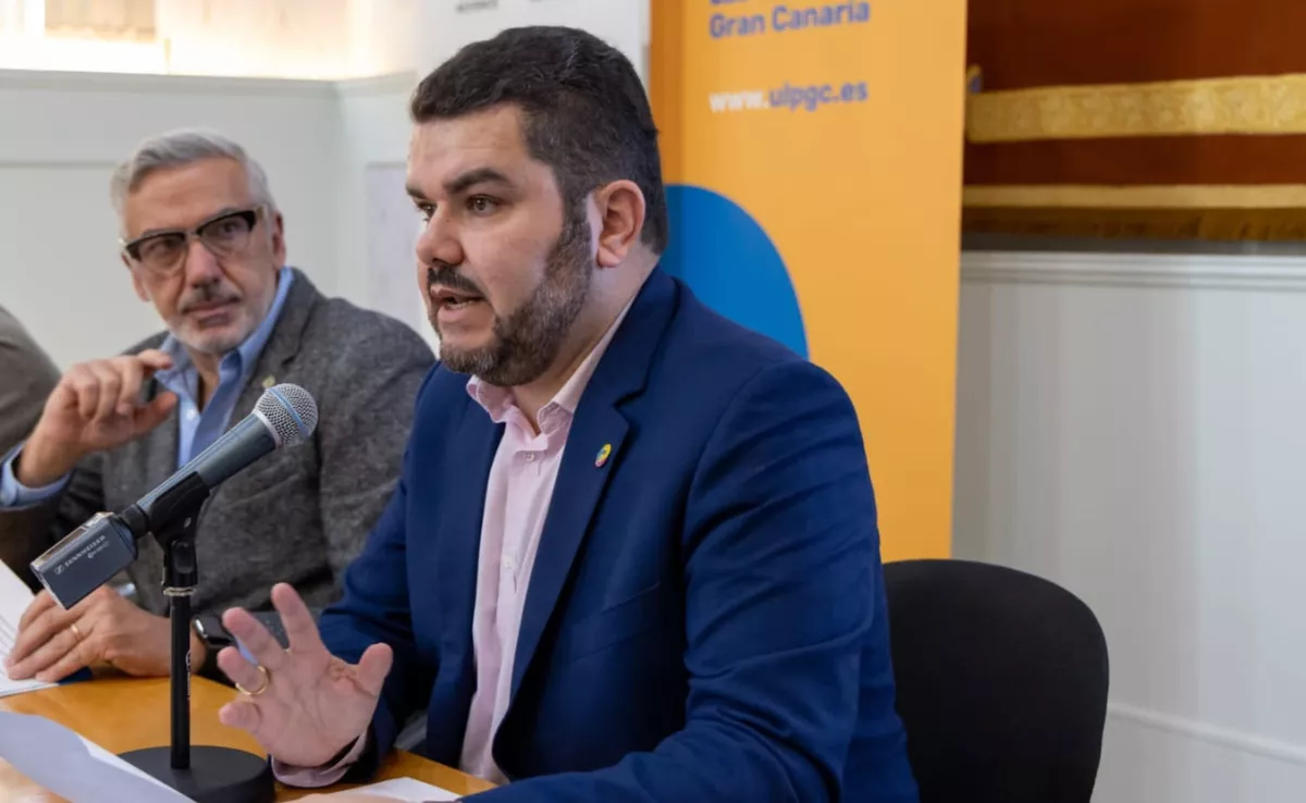 Luis González (dcha), presidente del IIVC, junto al rector Lluís Serra / CEDIDA
