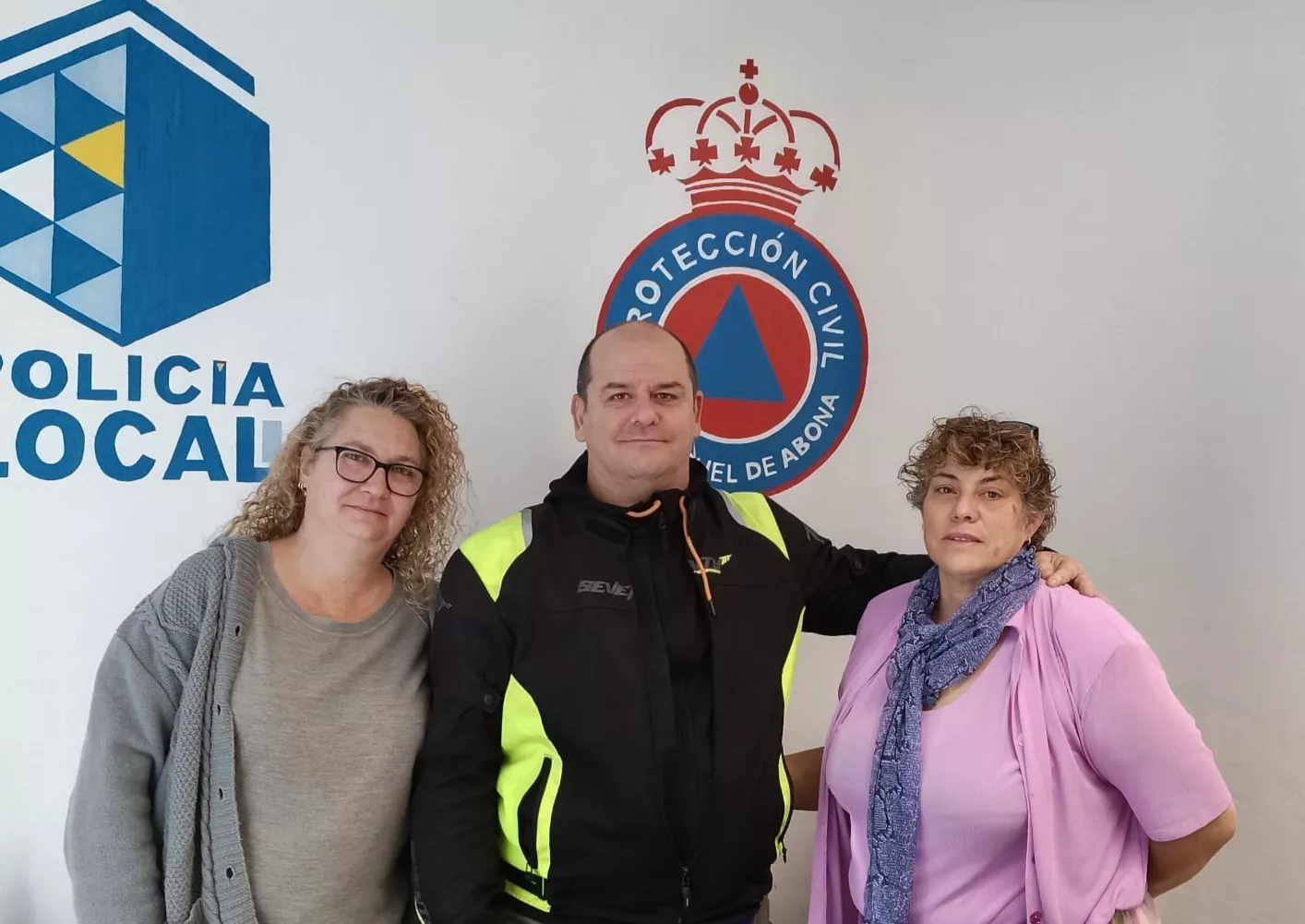 La presidenta de la Asociación de Vecinos de Guargacho, Anyi Muñoz, el presidente de la Asociación de Vecinos de Llano del Camello, Paco Mata, y la presidenta de la Asociación de Vecinos de El Roque, Celene García. / CEDIDA