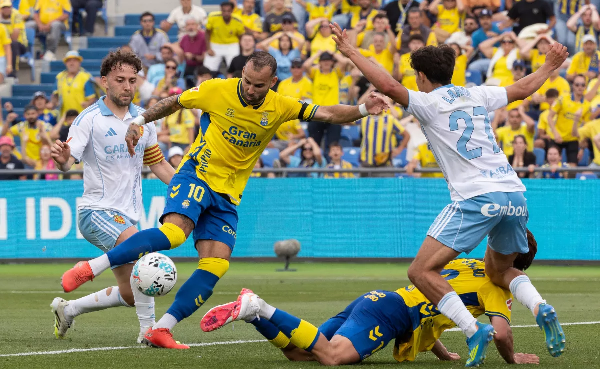 El jugador de La Unión Deportiva Las Palmas Jesé Rodríguez remata para marcar gol contra el Real Zaragoza / QUIQUE CURBELO - EFE