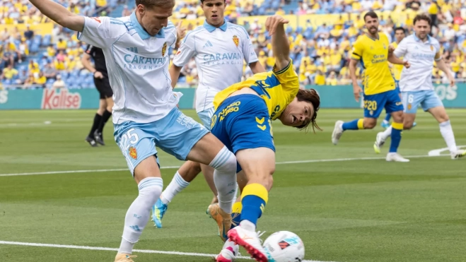 El jugador de La Unión Deportiva Las Palmas Taisei Miyashiro y el jugador del Real Zaragoza Nikola Cumic, durante el partido de la jornada 41 de la Liga Hypermotion / QUIQUE CURBELO - EFE El jugador de La Unión Deportiva Las Palmas Taisei Miyashiro y el jugador del Real Zaragoza Nikola Cumic, durante el partido de la jornada 41 de la Liga Hypermotion / QUIQUE CURBELO - EFE