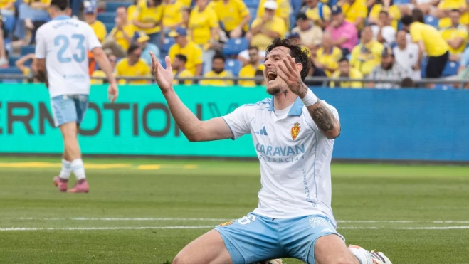 El jugador del Real Zaragoza Aleksandar Radovanovic, durante el partido de la jornada 41 de la Liga Hypermotion entre Las Palmas y Zaragoza / QUIQUE CURBELO - EFE El jugador del Real Zaragoza Aleksandar Radovanovic, durante el partido de la jornada 41 de la Liga Hypermotion entre Las Palmas y Zaragoza / QUIQUE CURBELO - EFE