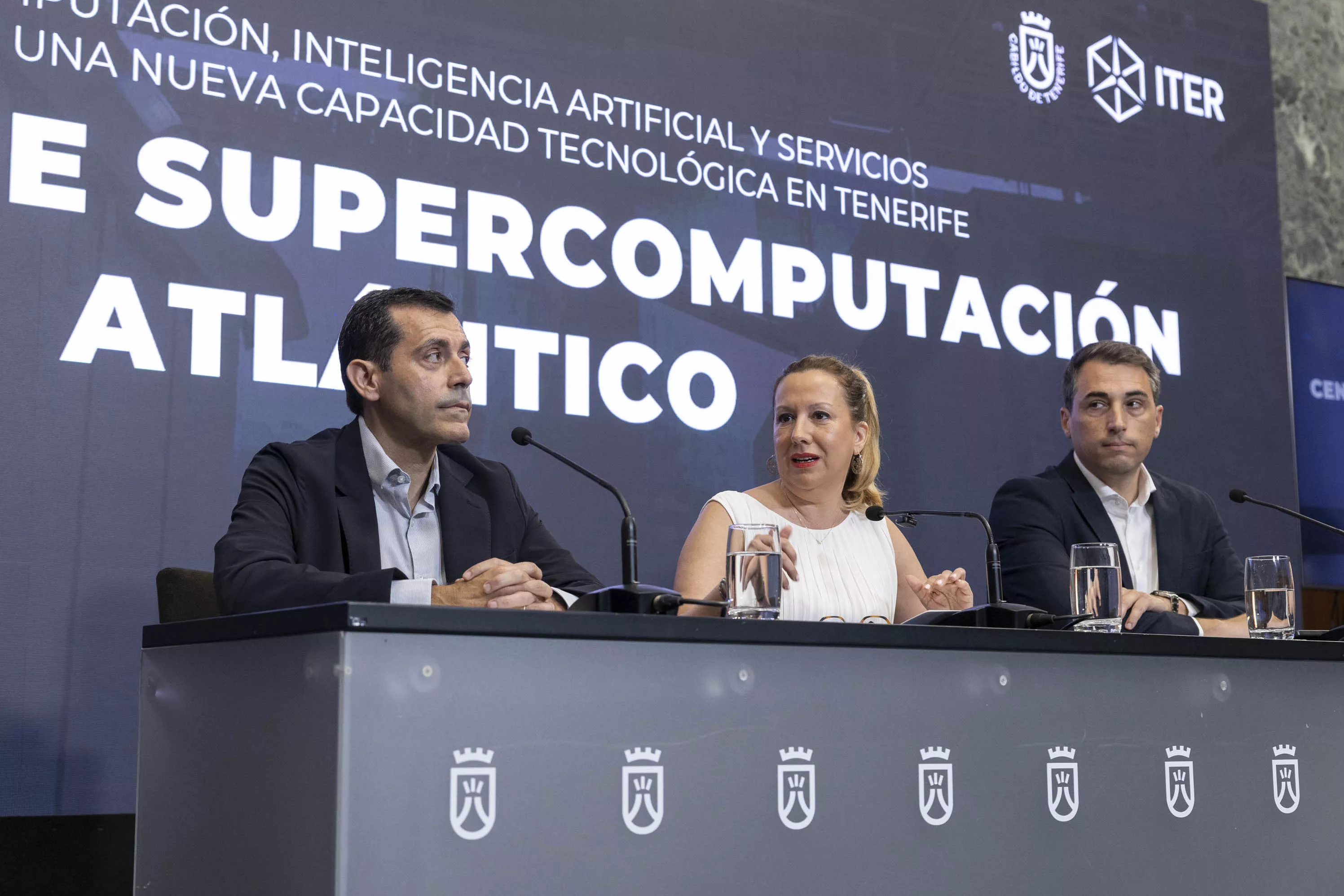 La presidenta del Cabildo de Tenerife, Rosa Dávila (c), acompañada por el Consejero de Investigación Innovación y Desarrollo, Juan José Martínez (i), y por el director general y de gestión del ITER, Carlos Suárez Rodríguez. / MIGUEL BARRETO-EFE