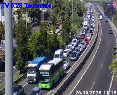 Imagen de las retenciones en la TF-5 por un accidente. / CABILDO DE TENERIFE