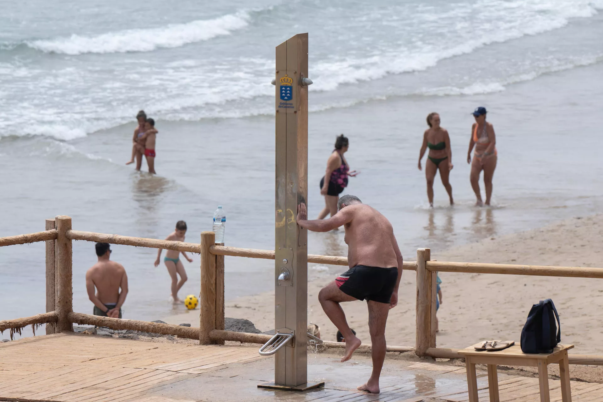  Bañistas se refugian del calor este domingo en "Playa Blanca", en Puerto del Rosario, Fuerteventura. / EFE - CARLOS DE SAÁ