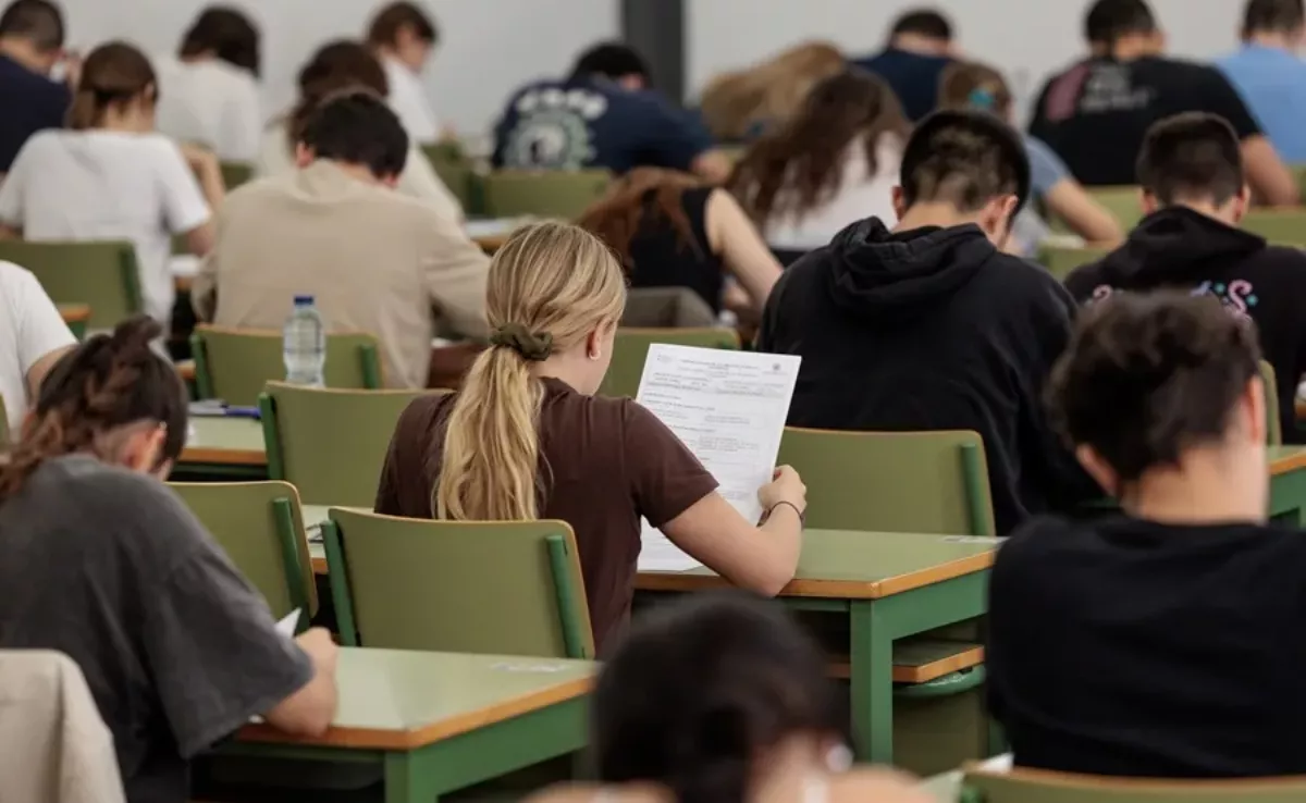 Imagen de una persona en un examen de la PAU / EFE