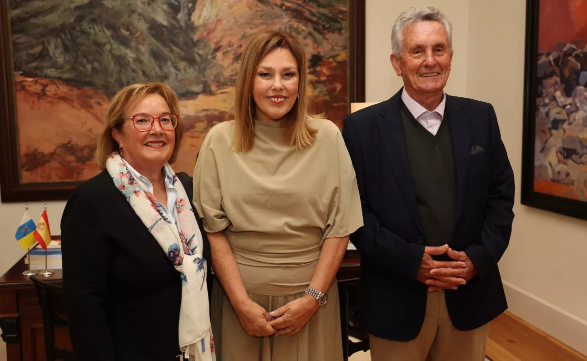 Astrid Pérez recibiendo a Eugenio Darias / PARLAMENTO DE CANARIAS