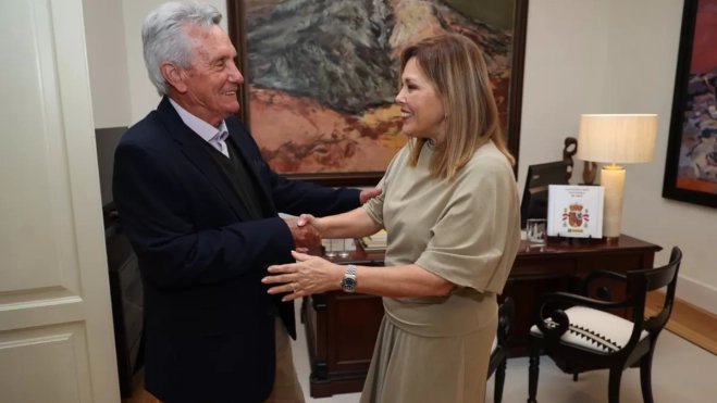 Astrid Pérez recibiendo a Eugenio Darias / PARLAMENTO DE CANARIAS Astrid Pérez recibiendo a Eugenio Darias / PARLAMENTO DE CANARIAS