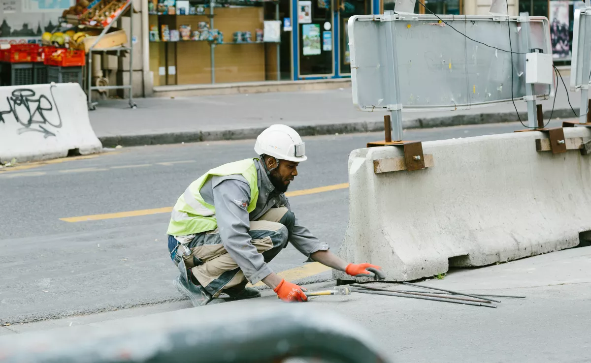 Imagen de una persona realizando obras en la carretera / CANVA
