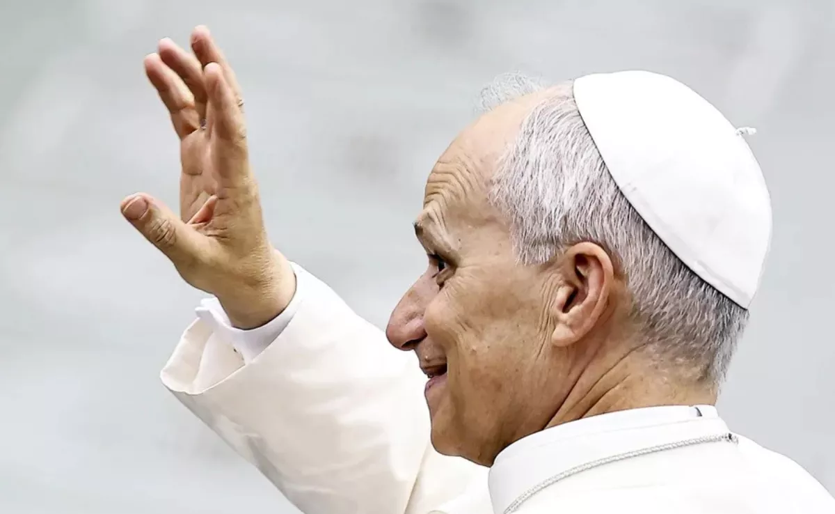 El Papa León XIV saluda durante la Audiencia General. / EFE/EPA/ ANGELO CARCONI