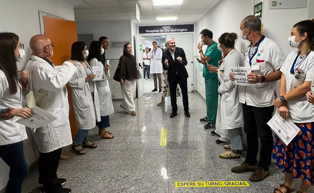 Los médicos han aprovechado la visita de Clavijo a La Candelaria para expresarle sus demandas / AH
