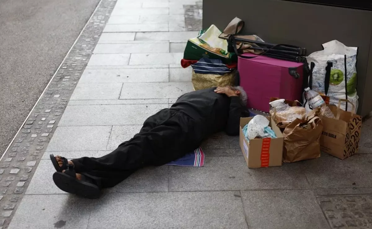 Imagen de una persona sin hogar durmiendo en la calle / EFE