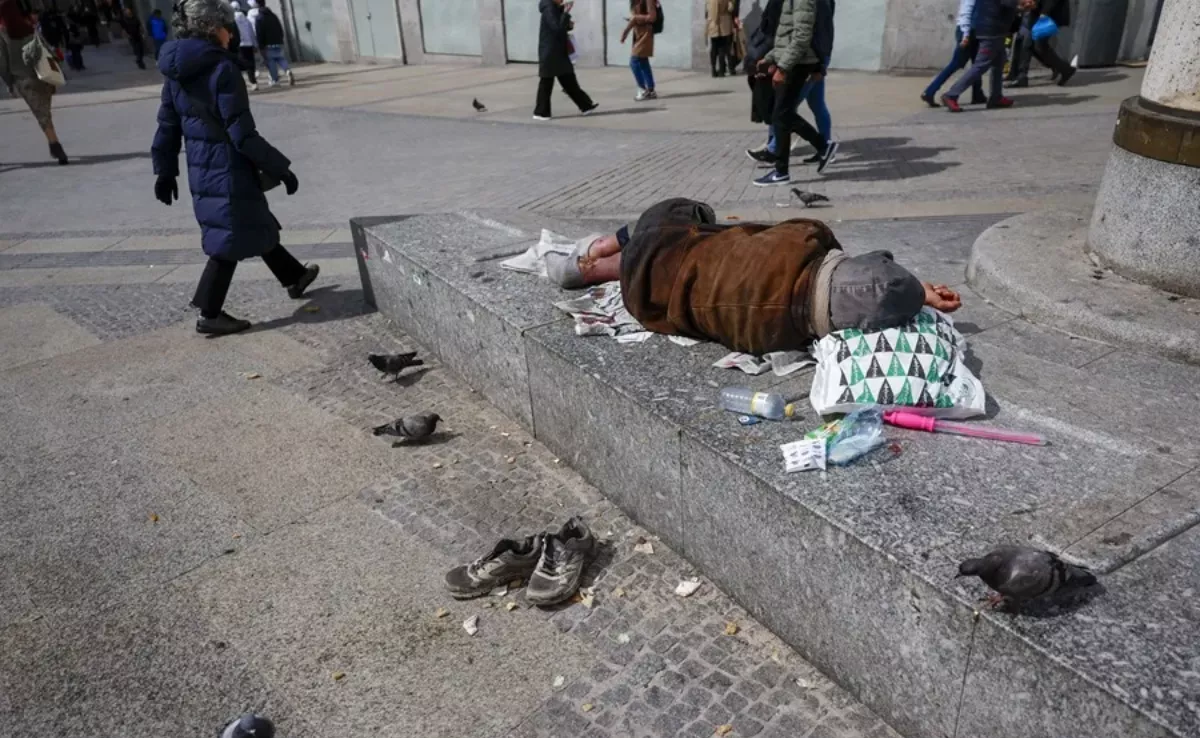 Imagen de una persona sin hogar durmiendo en la calle / EFE
