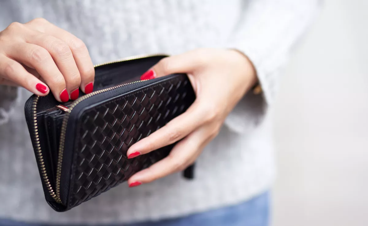 Imagen de una persona con una cartera. / CANVA